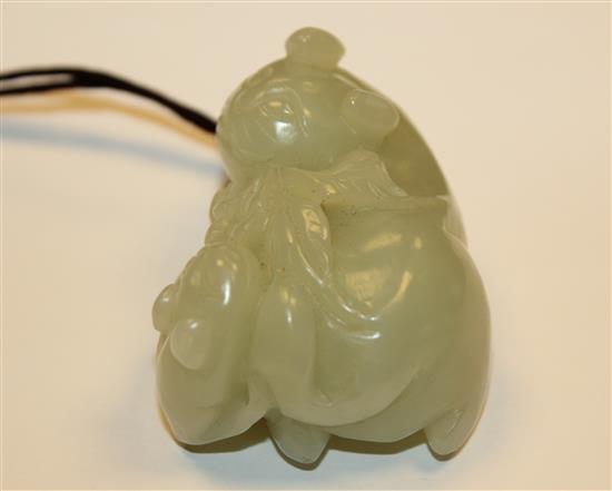 A Chinese pale celadon jade group of two cats, 5.6cm